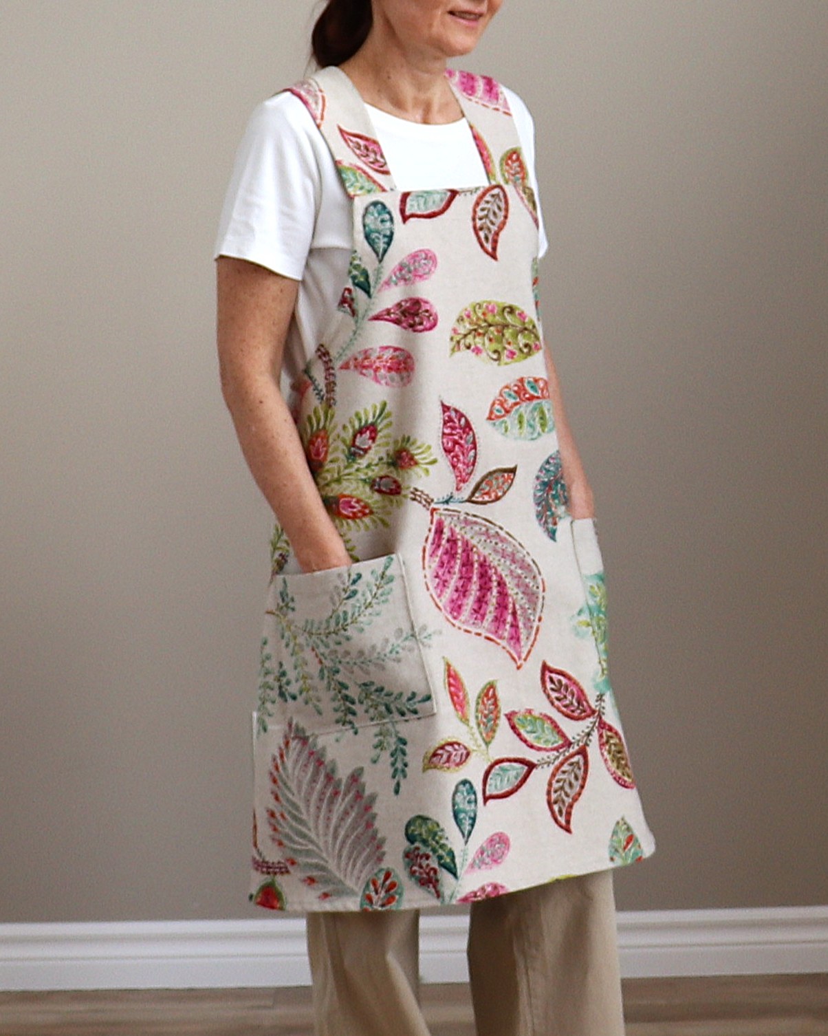 Close-up of cross-back apron sewing pattern with two sewn-on front pockets.